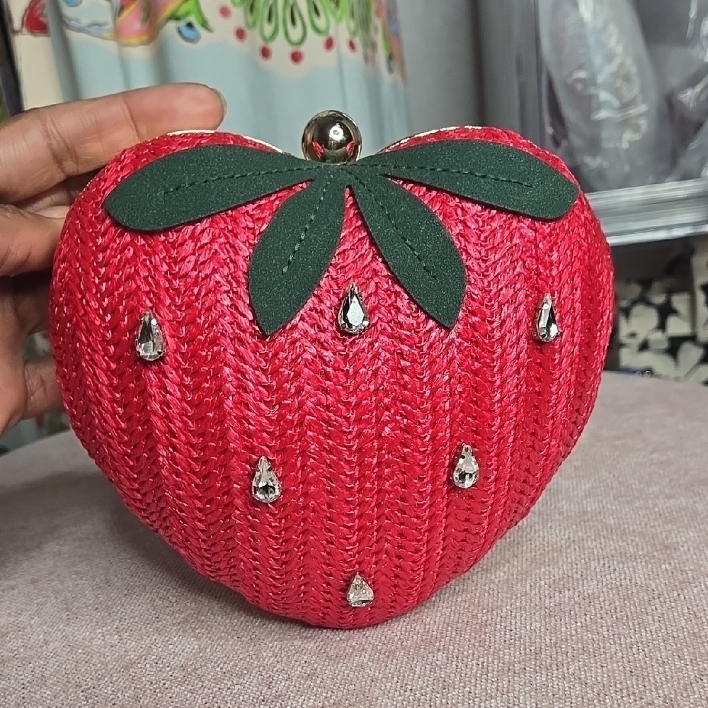 NWT Straberry Clucht